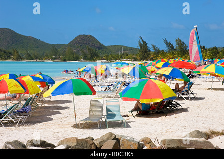 West Indies, Karibik, kleine Antillen, Inseln über dem Winde, Antigua und Barbuda, bunte Sonnenschirme am Strand von Jolly Stockfoto