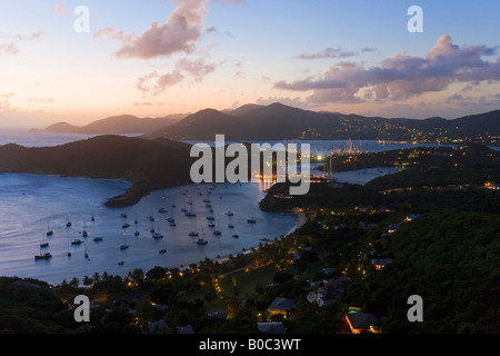 West Indies, Karibik, kleine Antillen, Antigua und Barbuda, erhöhte Ansicht über English Harbour und Nelsons Dockyard Stockfoto