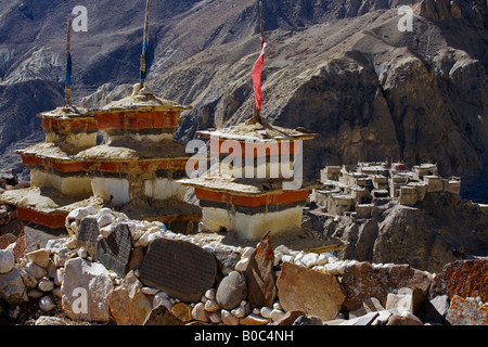 BUDDHISTISCHE CHÖRTEN und der tibetischen Dorf PHU auf der NAR PHU TREK ANNAPURNA CONSERVATION AREA NEPAL Stockfoto