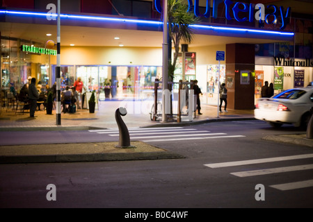 Fußgängerüberweg mit Maori inspiriert Poller Courtney Place central Wellington bei Nacht New Zealand Stockfoto