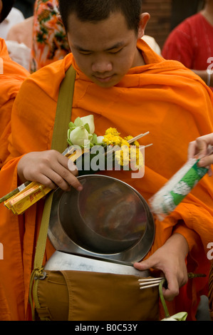 Mönch Almosen an Songkran Tag in Chiang Mai Stockfoto