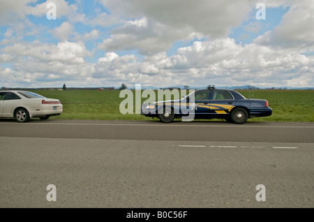 Ein Oregon State Trooper sitzt in seinem Streifenwagen schreiben ein Ticket für ein Autofahrer gestoppt wegen zu schnellen Fahrens in Oregon, USA. Stockfoto