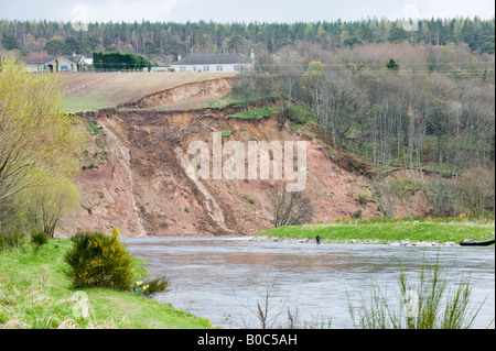 Großen Erdrutsch im April 2008 am Ostufer des River Spey in Ordiquish in der Nähe von Fochabers in Moray, Schottland, Vereinigtes Königreich Stockfoto