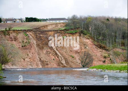 Großen Erdrutsch im April 2008 am Ostufer des River Spey in Ordiquish in der Nähe von Fochabers in Moray, Schottland, Vereinigtes Königreich Stockfoto