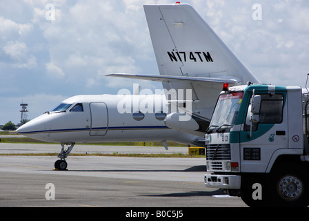 Zwei Citation Privatjets auf dem Vorfeld eines betankt werden Stockfoto