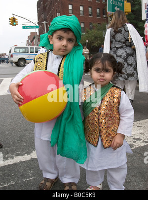 Portrait eines pakistanischen amerikanischen Jungen in Brooklyn, New York Stockfoto