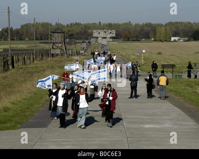 Schülerinnen und Schüler aus Israel besuchen das Konzentrationslager Majdanek in Polen. In eine riesige Schlange, mit israelischen Fahnen. Huhn s Stockfoto