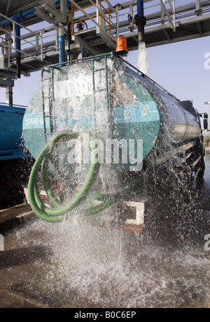 Ein Wasser-LKW verladen mit Wasser, Dubai, Vereinigte Arabische Emirate Stockfoto