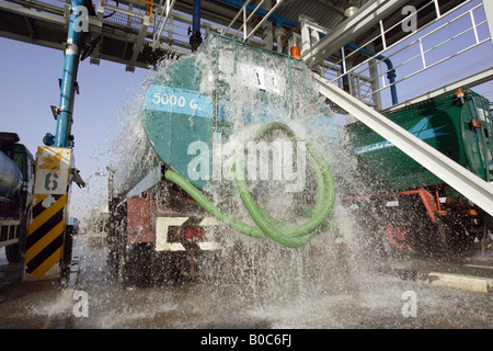 Ein Wasser-LKW verladen mit Wasser, Dubai, Vereinigte Arabische Emirate Stockfoto