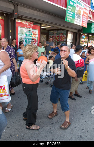 Älteres paar tanzt auf der Straße während ein Straßenfest in Sunset Park, Brooklyn, New York Stockfoto