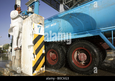 Ein Wasser-LKW verladen mit Wasser, Dubai, Vereinigte Arabische Emirate Stockfoto