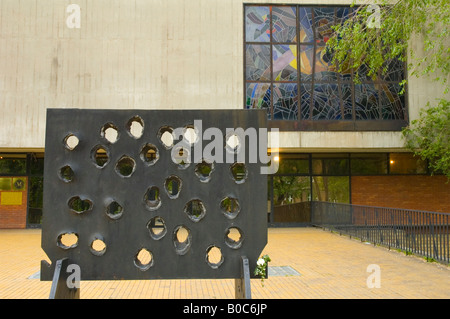 Außen Museum Vojvodina Novi Sad Serbien Europas mit Schuss durch Grauguss-block Stockfoto