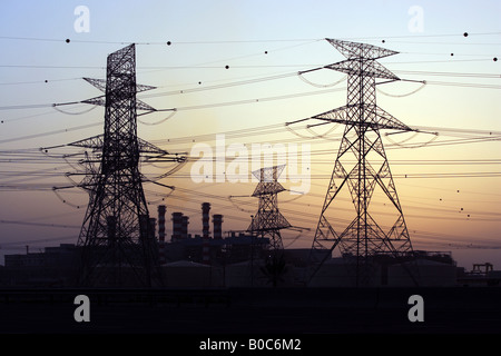 Strommasten und Schornsteine im Abendlicht, Dubai, Vereinigte Arabische Emirate Stockfoto