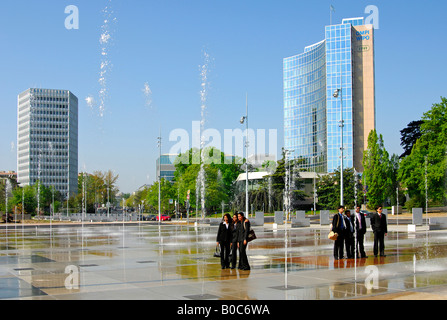 Trick Brunnen auf der Place des Nations in Genf, ITU Sitz links, WIPO UPOV-Gebäude auf der rechten Seite, Genf Stockfoto