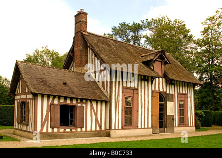 Historisches Haus auf dem Gelände von Schloss Chantilly, Chantilly, Picardie, Frankreich Stockfoto