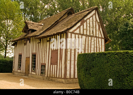 Historisches Haus auf dem Gelände von Schloss Chantilly, Chantilly, Picardie, Frankreich Stockfoto