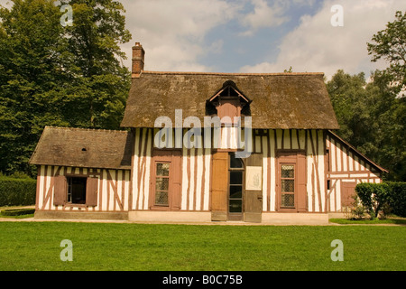 Historisches Haus auf dem Gelände von Schloss Chantilly, Chantilly, Picardie, Frankreich Stockfoto