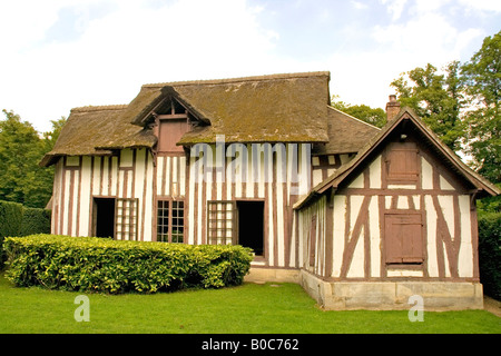 Historisches Haus auf dem Gelände von Schloss Chantilly, Chantilly, Picardie, Frankreich Stockfoto