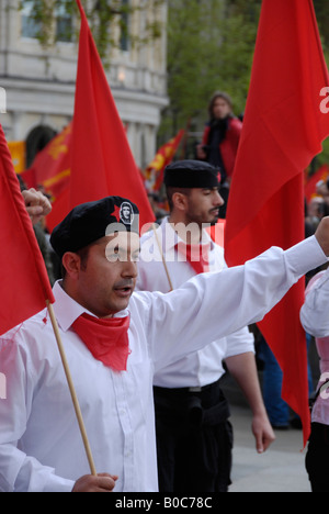 Kommunistische Demonstranten mit roten Fahnen an die 2008 May Day parade in Trafalgar Square in London Stockfoto