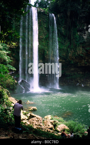 Fotograf, ein Bild von Misol-Ha Wasserfall auf dem Weg nach Agua Azul von Palenque im mexikanischen Chiapas. Stockfoto