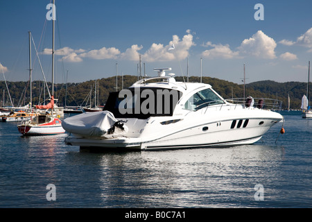 Luxus Motoryacht Boot auf Pittwater in der Nähe von Clareville Strand, Sydney, Australien Stockfoto