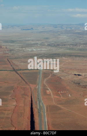 Luftaufnahme von einer geraden Straße gehen durch die Wüste in der Nähe von Canyonlands National Park in Utah USA Stockfoto