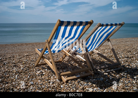 Liegestühle am Strand von Brighton Stockfoto