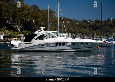 Motor-Yacht ankern in Pittwater, direkt an der Paradise Beach, Sydney, Australien Stockfoto