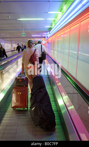 Passagiere auf ein Laufband am Flughafen in München, Deutschland Stockfoto