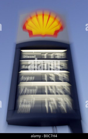 Benzin-Anzeige an einer Tankstelle in Berlin, Deutschland Stockfoto