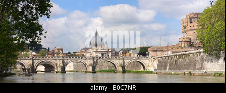 Ansicht von Str. Peters Basilica und das Castel Sant Angelo über den Tiber in Rom. Stockfoto