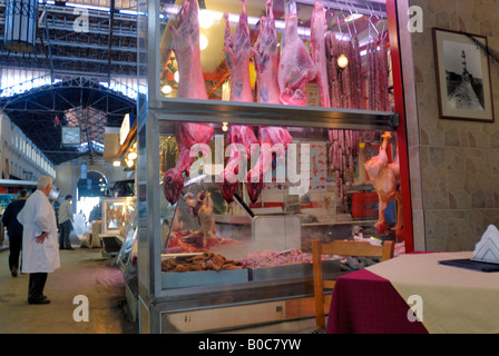 Metzger-Shop neben Kafeneio bei Markthalle Chania, Kreta, Griechenland, Europa. Stockfoto