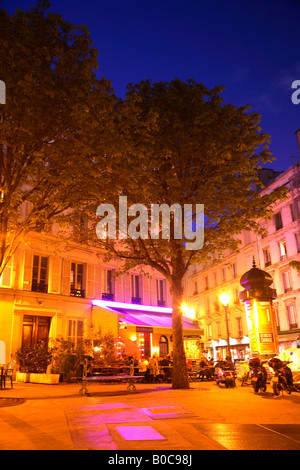 Nachtleben in Paris, Café-bar Terrasse und Restaurants auf dem Straßen-Platz Stockfoto