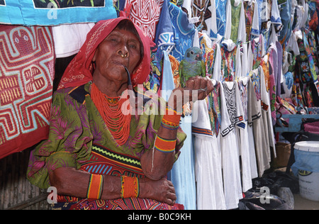 Kuna Indianerin auf den San Blas Inseln Panama Stockfoto