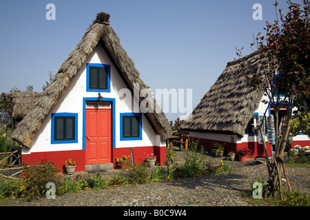 A-Framed Haus oder Postkartenmotiv sind traditionellen madeirensischen Häusern gefunden in der Stadt von Santana. Stockfoto