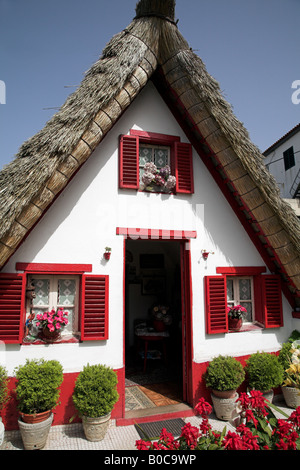 A-Framed Haus oder Postkartenmotiv sind traditionellen madeirensischen Häusern gefunden in der Stadt von Santana. Stockfoto