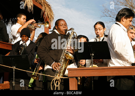 Junge High School Band Musiker spielen auf einem Schwimmer bei einer Parade der Dreikönigstag in Brooklyn NY USA Stockfoto