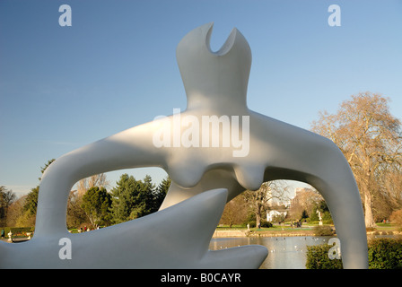 Henry Moore Skulpturen, große liegende Figur in Kew Gardens Stockfoto
