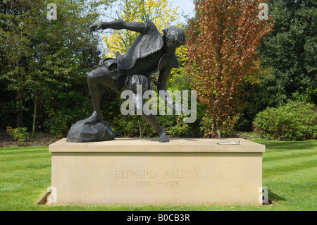 [Dulwich Dorf] South London SE21 London UK 2008 Statue von Edward Alleyn Schauspieler auf dem Gelände des Edward Alleyn House. Stockfoto
