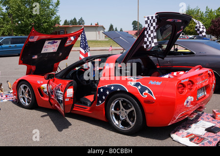 Bild von einer 1999 roten Corvette alle dekoriert mit amerikanischen Flaggen Stockfoto