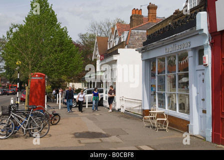 Dulwich Village Parade mit lokalen Geschäften und weißen hölzernen Schildern. College Road, South London SE21 London England 2008 Großbritannien 2000er Jahre HOMER SYKES Stockfoto