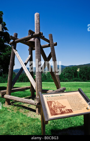 Bild des Zeichens Old Mission Bell und Besucher auf dem Display des alten Mission State Park in Cataldo in Idaho Stockfoto