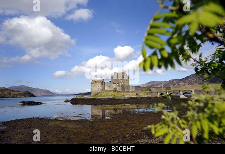 DIE EILEAN DONAN CASTLE AM LOCH DUICH, NORD-WEST-SCHOTTLAND, GROßBRITANNIEN. Stockfoto