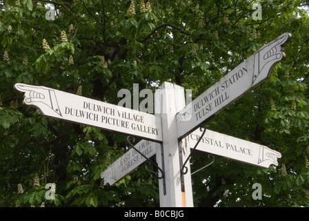 Dulwich Village South London SE21 London UK Village Schild Post 2008 2000s HOMER SYKES Stockfoto