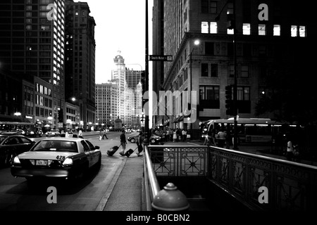 STRAßENSZENE IN DER MICHIGAN AVENUE IN DER INNENSTADT VON CHICAGO ILLINOIS USA Stockfoto