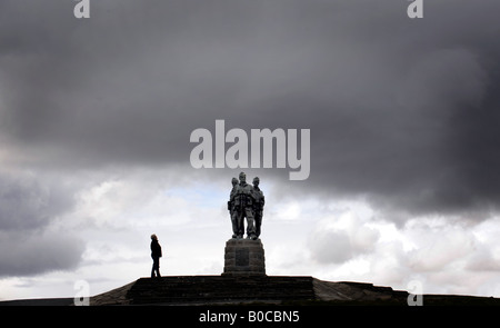 EIN TOURIST SCHAUT DAS COMMANDO REGIMENT WAR MEMORIAL UNTER DUNKLEM HIMMEL SPEAN BRIDGE, IN DER NÄHE VON FORT WILLIAM IN SCHOTTLAND, GROßBRITANNIEN. Stockfoto