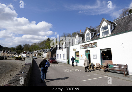 DIE HAUPTSTRAßE IN DAS DORF PLOCKTON AUF NORTH SCHOTTISCHEN WESTKÜSTE, SCHOTTLAND, GROßBRITANNIEN. Stockfoto