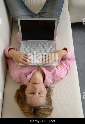 Frau schläft mit laptop Stockfoto