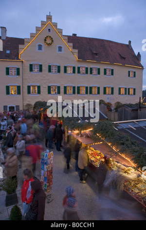 Nachtbeleuchtung auf den Weihnachtsmärkten in Hexenagger Schloss Hexenagger, Bayern, Deutschland, Europa. Stockfoto