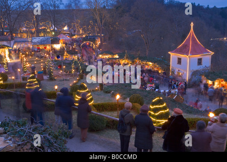 Nachtbeleuchtung auf den Weihnachtsmärkten in Hexenagger Schloss Hexenagger, Bayern, Deutschland, Europa. Stockfoto